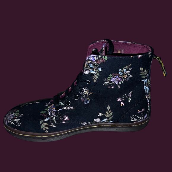 Dr. Martens Black Lace Up Boots Classic Style - Picture 7 of 7